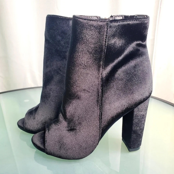 Express Black Faux Suede Peep-Toe Chunky Mid Heel Booties Sz 6 - Picture 4 of 7